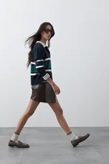 Short tipo skort de cuero sintético color marrón, con diseño envolvente y tiro medio.
