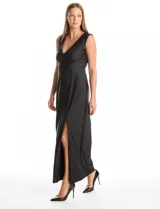Vestido largo de seda fría color negro, con escote en V profundo, sin mangas y cintura ajustada con banda ancha. Presenta frunces bajo el busto, cierre invisible en la espalda y falda fluida con un tajo lateral pronunciado.