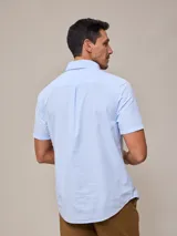 Camisa de manga corta marca Polanco, confeccionada en algodón, con cuello abotonado y bolsillo frontal.
