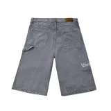 Bermuda de jean estilo baggy, con corte holgado y largo por debajo de la rodilla. Presenta un acabado en color gris con efecto desgastado, cierre frontal con botón y bolsillos laterales.