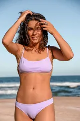 Parte inferior de bikini color lila con textura acanalada y tirantes gruesos de cuerda en los laterales.