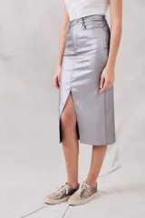 Falda midi plateada de corte recto, con abertura frontal y bolsillos delanteros.