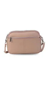 Bandolera pequeña de cuero sintético con textura granulada, color beige. Presenta dos compartimentos principales con cierre superior y un bolsillo frontal con cierre. Incluye correa ajustable y herrajes metálicos plateados.