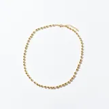 Gargantilla dorada con cadena de bolitas pequeñas.