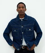 Campera de jean Marfinno en color azul índigo, con cuello inglés, cierre frontal con botones metálicos, dos bolsillos frontales con solapa y costuras reforzadas.