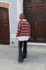 Saco tejido con diseño de rombos en tonos bordó y rosado, con cierre frontal de botones y cuello redondo.