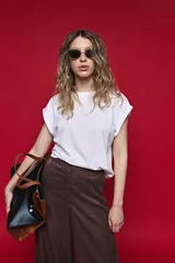 Remera blanca de algodón con cuello redondo, mangas cortas con dobladillo y calce relajado.