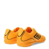 Championes de fútbol Umbro Classico III TF color verde flúor con detalles en negro y naranja.