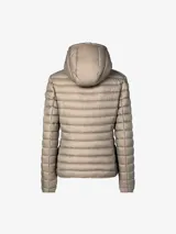 Campera puffer beige con capucha, cierre frontal con cremallera naranja, bolsillos laterales ocultos y logo de goma en la manga. Confeccionada en nylon liviano y con puños y dobladillo elásticos de Lycra.