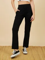 Pantalón deportivo recto negro con cintura elástica con cordón de ajuste y bolsillos laterales.