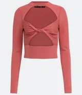 Blusa corta de tejido de punto color salmón, con cuello redondo, mangas largas, recortes frontales y detalle retorcido.