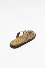 Sandalia plana negra con base de fibra trenzada y tiras cruzadas ajustables con hebillas metálicas.