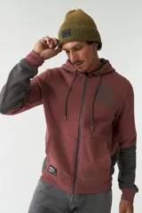 Campera de felpa con capucha, diseño color block en tonos bordó y gris oscuro, cierre frontal y bolsillos canguro. Cuenta con estampa tipográfica en el pecho y grifa de goma con el logo de la marca.