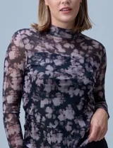 Blusa de microtul estampada con cuello alto y mangas largas.