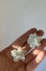 Par de caravanas con forma de flor, hechas a mano en porcelana.