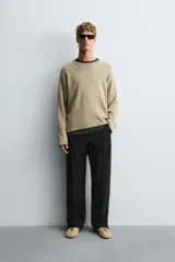 Pantalón relaxed fit color azul marino, confeccionado en tejido fluido con viscosa. Cuenta con cintura elástica ajustable con cordón interior, bolsillos laterales y bolsillos traseros de vivo. Las perneras tienen costura frontal y el bajo es ajustable con cremalleras laterales.