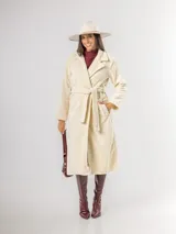 Tapado de paño sofisticado con solapas clásicas, cierre frontal de botones y bolsillos laterales. Presenta un diseño de corte recto y estructura elegante.