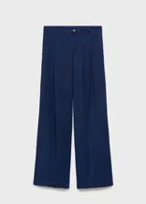 Pantalon de corte wide leg, tiro medio, con cierre frontal de cremallera y botón, detalle de pinzas y bolsillos laterales.