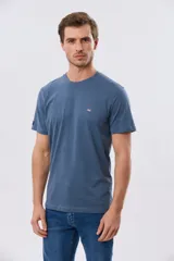 Remera lisa de manga corta y cuello redondo, color gris oscuro, de calce cómodo con pequeño logo bordado en el pecho.