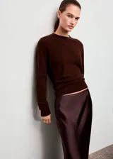 Falda larga de corte recto y tejido satinado color marrón, con cintura elástica.