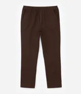 Pantalón de sarga color marrón con textura de espina de pez, corte recto, cintura elástica y bolsillos laterales.