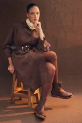 Bota tipo Chelsea de cuero vacuno color suela, con diseño brogue en la puntera y laterales. Presenta paneles elásticos laterales en color marrón oscuro, tirador trasero y suela de goma con plataforma.