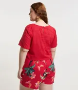 Blusa plus size confeccionada en laise de algodón con pequeños agujeritos, cuello redondo, abertura por gota en la espalda y mangas cortas.