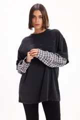 Remera básica de jersey de algodón suave, de color azul, con cuello redondo, mangas cortas y estampa tipográfica en el pecho.