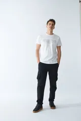 Pantalón cargo de hombre color verde militar, corte regular, con dos bolsillos laterales y logo bordado.