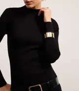 Vestido midi marrón de punto acanalado, con cuello alto y mangas largas.