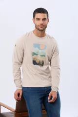 Remera de manga larga en color azul oscuro, con cuello redondo y estampado frontal de paisaje montañoso. Presenta un pequeño parche decorativo en la manga.