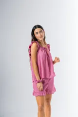 Pijama de algodón estampado, compuesto por una musculosa con escote recto fruncido y breteles con volados, y un short con cintura elástica y terminación con volado en el ruedo.