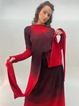 Buzo de punto confeccionado en 100% lana merino con efecto degradé en tonos azules. Presenta un diseño versátil con lazos largos que nacen de la cintura alta para anudar de diferentes formas, mangas entalladas con ojal para el pulgar y cuello redondo.