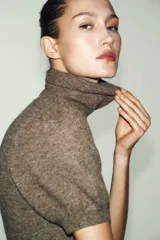 Vestido corto de punto con cuello subido y mangas cortas abullonadas.