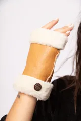 Guantes mitones color marrón de cuero con borde de lana natural color crema.