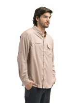 Camisa de manga larga azul marino, con cuello abotonado, cierre frontal con botones, dos bolsillos frontales con tapa y botón, puños con botón y opción de arremangado.