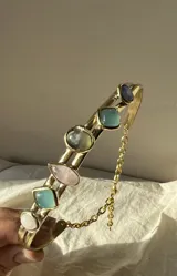 Gargantilla doble dorada con piedras de diferentes colores y formas.