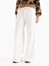 Jeans de tiro medio y calce recto, color blanco, confeccionado en denim de algodón con diseño clásico de cinco bolsillos y cierre frontal con botón y cremallera.