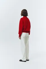 Sweater de tejido de punto color rojo, con cuello tipo polo abotonado y calce levemente holgado. Presenta terminaciones elásticas en puños y bajo.