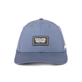 Gorro azul de visera curva con logo de Maui and Sons bordado en un parche cuadrado en el frente.