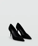 Zapato de tacón alto tipo stiletto, color negro, con punta fina y diseño clásico.