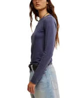 Remera de manga larga color gris oscuro, con cuello redondo y terminaciones al corte. Está confeccionada en una mezcla de algodón orgánico y reciclado, ofreciendo un calce entallado y cómodo.