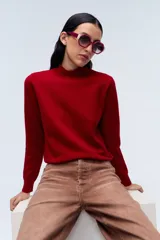 Sweater gris de lana con cuello alto.