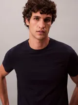 Remera de manga corta Calvin Klein, confeccionada en tejido liquid stretch de algodón con elastano. Presenta cuello redondo y logo de la marca bordado sutilmente en el pecho.