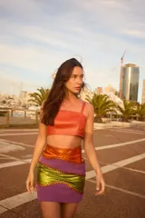 Top corto estilo corset o bandeau, color dorado metálico, con tirantes anchos ajustables.