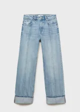Jeans tiro medio color celeste, de diseño recto y largo, con bajo vuelto, trabillas, cierre de botón y cremallera, estilo cinco bolsillos y detalle de costuras verticales.