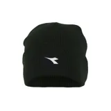 Gorro de lana verde oscuro con logo de Diadora bordado en blanco sobre un parche negro.