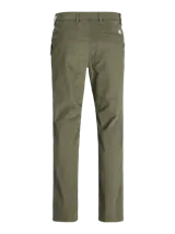 Pantalón chino Jack & Jones modelo Dave, de corte regular y tiro medio. Presenta cierre con cremallera, bolsillos laterales estilo chino y dobladillo en la botamanga.