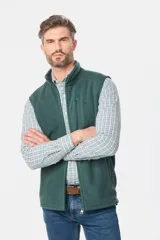 Chaleco de abrigo confeccionado en tejido polar, con cierre frontal completo, cuello alto y bolsillo vertical en el pecho con logo bordado en contraste.