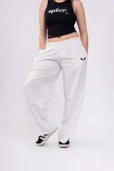 Pantalón deportivo blanco de corte recto con cintura elástica y logo bordado en negro.
